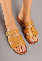 Ciemnobeżowe Klapki Ozdobione Klamrą i Wycięciami Lenilea. Brązowe klapki damskie Renee, bez wzorów, eleganckie, bez obcasa, na obcasie. Za 44.99 zł.