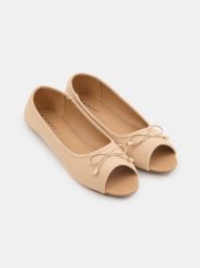 Baleriny z ozdobną kokardą - kremowy. Białe baleriny damskie Sinsay, bez wzorów, bez obcasa. Za 29.99 zł.