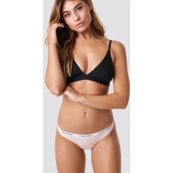 Calvin Klein Stringi Carousel 3-pak - Multicolor. Różowe stringi damskie Calvin Klein, z bawełny. Za 161.95 zł.