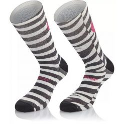 Skarpetki Mb Wear Fun H17 Bisous. Czarne buty sportowe męskie MB WEAR, bez wzorów. Za 99.99 zł.