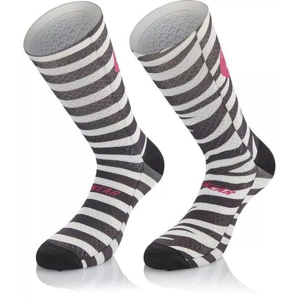 Skarpetki Mb Wear Fun H17 Bisous. Czarne buty sportowe męskie MB WEAR, bez zapięcia, rowerowe. Za 99.99 zł.