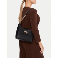 Torebka Guess. Czarne torebki do ręki damskie Guess, z aplikacjami, klasyczne, bez dodatków. Za 364.99 zł.
