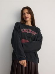 Bawełniana bluza z efektem sprania - ciemnoszary. Szare bluzy damskie Reserved, l, bez wzorów, z bawełny, bez kaptura. W wyprzedaży za 99.99 zł.