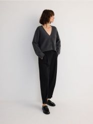 Spodnie z zakładkami z modalem - czarny. Czarne spodnie materiałowe damskie Reserved, l, bez wzorów, z dzianiny. W wyprzedaży za 79.99 zł.