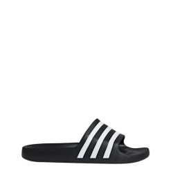 Klapki adilette Aqua. Białe klapki damskie Adidas, bez wzorów, z gumy, eleganckie, bez obcasa. Za 99.95 zł.