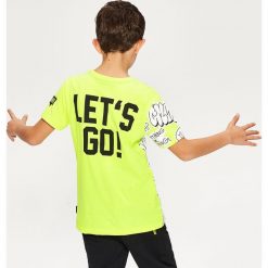 T-shirt z nadrukiem - Żółty. Żółte t-shirty dla chłopców Reserved, z nadrukiem. W wyprzedaży za 19.99 zł.