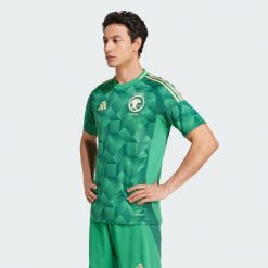 Koszulka Saudi Arabia 24 Home. Zielone koszulki sportowe męskie Adidas, xl, bez wzorów, z materiału, bez kołnierzyka, bez ramiączek, do piłki nożnej. Za 449.00 zł.