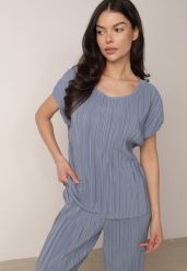 Niebieska Bluzka na Krótki Rękaw z Plisowanej Tkaniny Undirea. Niebieskie bluzki damskie Born2be, uniwersalny, bez wzorów, z jeansu, biznesowe, bez kołnierzyka, bez ramiączek. Za 39.99 zł.