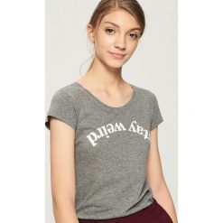 T-shirt Stay weird - Szary. Szare t-shirty damskie Sinsay. Za 9.99 zł.