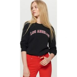 Bluza z napisem - Czarny. Bluzy damskie marki Cropp. Za 79.99 zł.