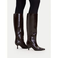 Kozaki DeeZee. Brązowe kozaki damskie DeeZee, bez obcasa, na szpilce. Za 249.99 zł.