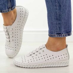 Białe ażurowane skórzane półbuty damskie T.Sokolski w26-02. Białe półbuty damskie Sokolski, na jesień, bez wzorów, z jeansu, klasyczne, bez obcasa, na płaskiej podeszwie, bez zapięcia. W wyprzedaży za 233.10 zł.