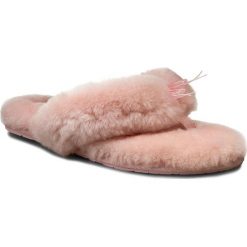 Kapcie UGG - W Fluff Plip Flop II 1003492 W/Bpnk. Czerwone kapcie damskie UGG, z materiału. Za 359.00 zł.