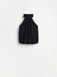 Bluzka z dekoltem halter - czarny. Czarne bluzki damskie Reserved, l, bez wzorów, z dzianiny, bez kołnierzyka, bez ramiączek. Za 89.99 zł.