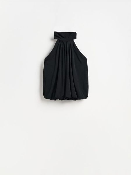 Bluzka z dekoltem halter - czarny. Czarne bluzki damskie Reserved, l, bez wzorów, z dzianiny, bez kołnierzyka, bez ramiączek. W wyprzedaży za 65.99 zł.