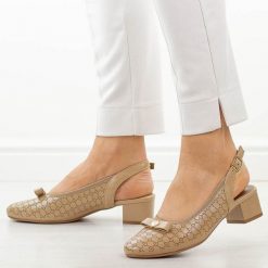 Beżowe sandały damskie na obcasie M.Daszyński Sa210-15. Brązowe sandały damskie M.Daszyński, z aplikacjami, ze skóry, bez obcasa, na obcasie, bez zapięcia. Za 179.00 zł.