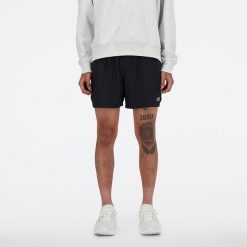 Spodenki męskie New Balance MS41286BK – czarne. Czarne krótkie spodenki sportowe męskie New Balance, l, bez wzorów, z materiału, na fitness i siłownię. Za 299.99 zł.