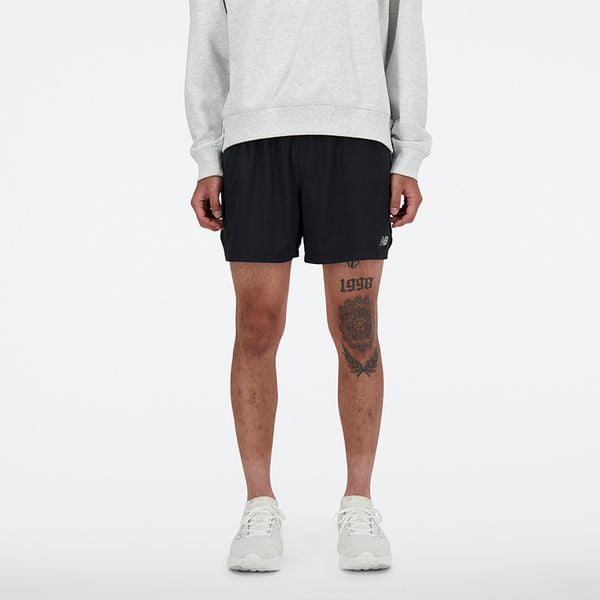 Spodenki męskie New Balance MS41286BK – czarne. Czarne krótkie spodenki sportowe męskie New Balance, l, bez wzorów, z materiału, na fitness i siłownię. Za 299.99 zł.