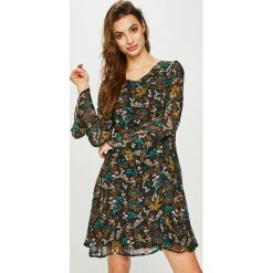 Answear - Sukienka ORIENT EXPRESS. Czarne sukienki damskie ANSWEAR, na co dzień, l, bez wzorów, z materiału, casualowe, bez kołnierzyka, bez ramiączek, mini, proste. W wyprzedaży za 79.90 zł.