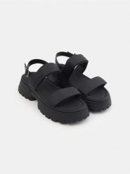 Sandały na platformie z imitacji skóry - czarny. Czarne sandały damskie Sinsay, bez wzorów, ze skóry, bez obcasa, na platformie, bez zapięcia. Za 59.99 zł.