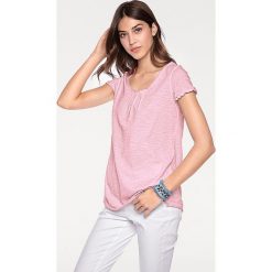 Koszulka w kolorze jasnoróżowym. T-shirty damskie marki Heine. W wyprzedaży za 108.95 zł.