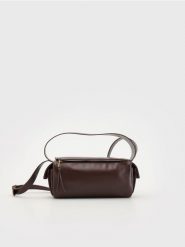 Torebka bowling z paskiem - ciemnobrązowy. Brązowe torebki do ręki damskie Reserved, bez wzorów, ze skóry, bez dodatków. W wyprzedaży za 99.99 zł.