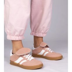 Różowe sneakersy trampki damskie sportowe. Czerwone trampki i tenisówki damskie bez wzorów, z gumy, eleganckie, bez zapięcia. Za 84.03 zł.