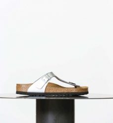 Klapki Birkenstock Gizeh Damskie. Szare klapki damskie Birkenstock, bez wzorów, z materiału, bez obcasa. Za 379.10 zł.