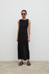 Sukienka maxi z wiskozy w kolorze BLACK - AMBER-XL. Czarne sukienki damskie Marsala, na co dzień, na lato, m, bez wzorów, z tkaniny, eleganckie, bez kołnierzyka, bez ramiączek, maxi, proste. Za 299.90 zł.