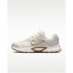 Buty do chodzenia damskie Nike V5 RNR. Białe obuwie sportowe damskie Nike, bez wzorów, z jeansu, trekkingowe. Za 584.00 zł.