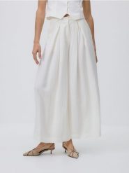 Szerokie spodnie z lyocellem - biały. Białe spodnie materiałowe damskie Reserved, l, bez wzorów, z lyocellu. Za 149.99 zł.