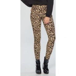 Spodnie high waist w panterkę - Brązowy. Spodnie materiałowe damskie marki Cropp. W wyprzedaży za 29.99 zł.