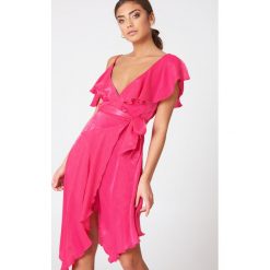 NA-KD Party Asymetryczna sukienka kopertowa z falbaną - Pink. Sukienki damskie NA-KD Trend, z asymetrycznym kołnierzem. Za 80.95 zł.