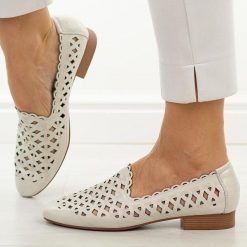Białe skórzane półbuty damskie Jezzi Ol50-1. Białe półbuty damskie Jezzi, na lato, w ażurowe wzory, ze skóry, casualowe, z okrągłym noskiem, bez obcasa, na płaskiej podeszwie, bez zapięcia. W wyprzedaży za 206.10 zł.