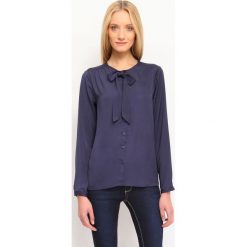BLUZKA DŁUGI RĘKAW LUŹNA. Szare bluzki damskie TOP SECRET, bez wzorów, z tkaniny, eleganckie, bez kołnierzyka, bez ramiączek. W wyprzedaży za 49.99 zł.