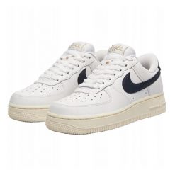 Buty Sportowe Damskie Nike W Air Force 1 '07 Flyease. Białe obuwie sportowe damskie Nike, bez wzorów, z gumy, do biegania. Za 457.60 zł.