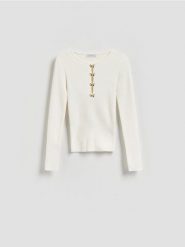 Bluzka z ozdobną aplikacją - złamana biel. Bluzki damskie Reserved, l, z aplikacjami, z dzianiny, bez kołnierzyka, bez ramiączek. Za 99.99 zł.