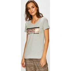 Tommy Jeans - Top. Szare topy damskie Tommy Jeans, z nadrukiem, z bawełny, z okrągłym kołnierzem, z krótkim rękawem. Za 179.90 zł.