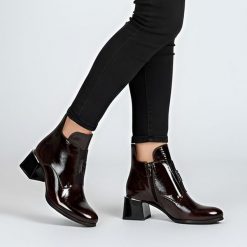 Botki damskie Armodo, ze skóry lakierowanej na klocku i zapinane na zamek, bordowe, 60560. Czerwone kozaki damskie Armodo, ze skóry, bez obcasa, na obcasie. Za 373.99 zł.