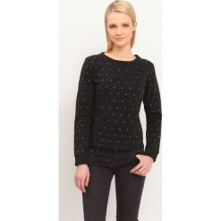 BLUZA NIEROZPINANA DAMSKA Z APLIKACJĄ, W KROPKI. Czarne bluzy damskie marki TROLL, na jesień, z aplikacjami, z dzianiny. W wyprzedaży za 49.99 zł.