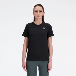 Koszulka damska New Balance WT41123BKH – czarna. Czarne t-shirty damskie New Balance, s, bez wzorów, z materiału, eleganckie, bez kołnierzyka. Za 129.99 zł.