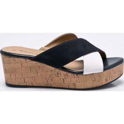Tamaris - Klapki. Szare klapki damskie Tamaris, z materiału. W wyprzedaży za 139.90 zł.