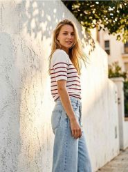 Sweter z krótkim rękawem w paski - czerwony. Czerwone swetry damskie Sinsay, l, bez wzorów, bez kołnierzyka, bez ramiączek, krótkie, bez kaptura. Za 29.99 zł.