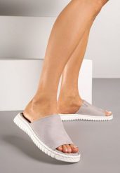 Szare Klapki Vices z Imitacji Zamszu na Podeszwie ze Żłobieniami Dorovia. Szare klapki damskie Renee, bez wzorów, eleganckie, bez obcasa, na płaskiej podeszwie. Za 54.99 zł.