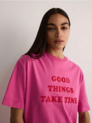 T-shirt z napisem - różowy. Czerwone t-shirty damskie Reserved, l, bez wzorów, z bawełny, bez kołnierzyka. W wyprzedaży za 39.99 zł.