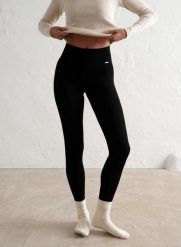 Damskie legginsy prążkowane, wełniane, z wysokim stanem czarne. Czarne bielizna termoaktywna damska Aim'n, m, bez wzorów, z dzianiny. Za 339.00 zł.