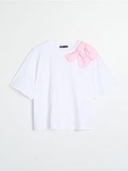 Bawełniana koszulka z ozdobną kokardą - biały. Białe t-shirty damskie Sinsay, l, bez wzorów, z bawełny, bez kołnierzyka. Za 25.99 zł.