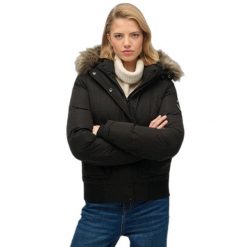 Damska kurtka puchowa Superdry Ella Everest. Czarne kurtki damskie Superdry., na zimę, m, z aplikacjami, z mikrofibry, bez kaptura. Za 606.50 zł.