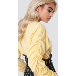 NA-KD Bluza z marszczonym rękawem - Yellow. Bluzy damskie marki NA-KD. W wyprzedaży za 66.97 zł.