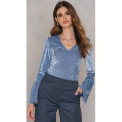 NA-KD Party Aksamitny sweter z falbaniastym rękawem - Blue. Swetry damskie marki NA-KD Party. W wyprzedaży za 29.18 zł.
